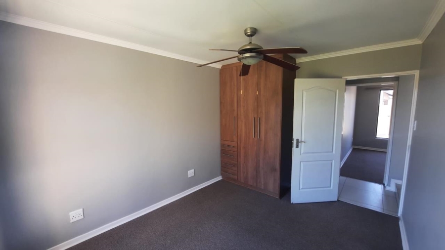 To Let 3 Bedroom Property for Rent in Hillside Free State